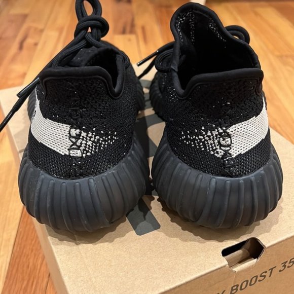 Yeezy 350 V2 Sneakers - Picture 4 of 5
